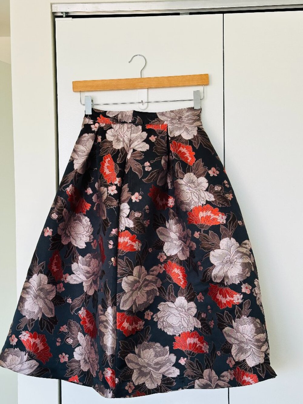 Black Halo "Dastrina" Floral Jacquard Pleated Midi Skirt (Made in USA) - Size 0